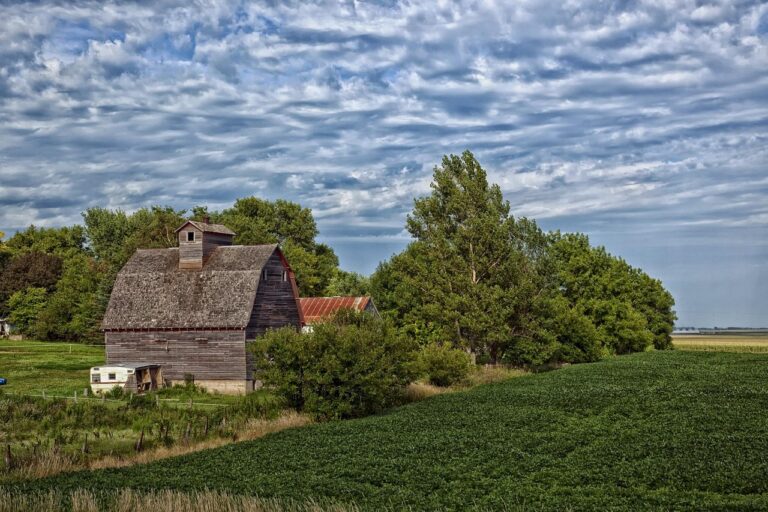 Rural Missouri farm landscape with barn
